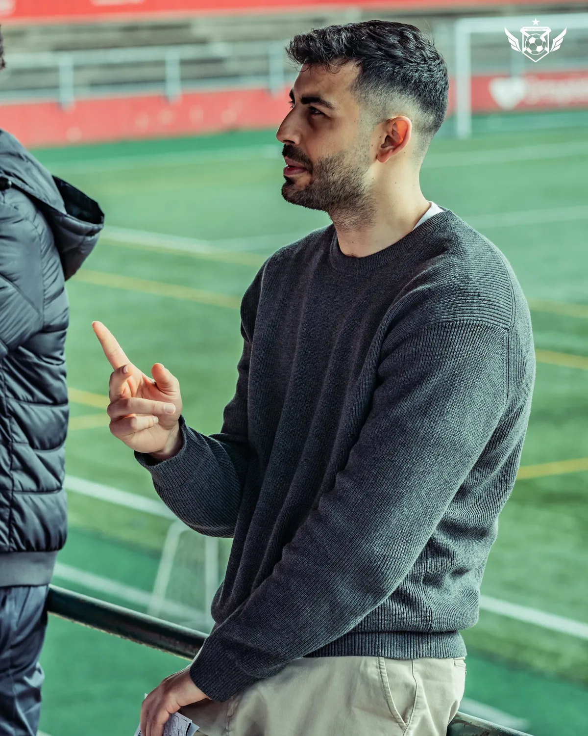 Equipo de balonmano reunido en pista al final de un entrenamiento