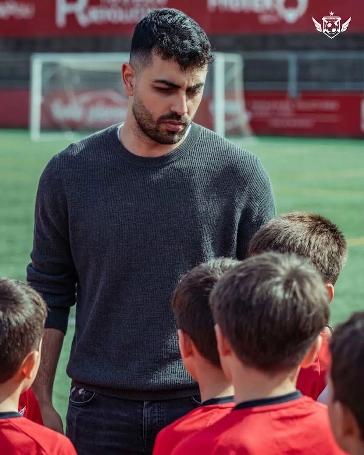 Sesión con los jugadores de un club en el campo de entrenamiento