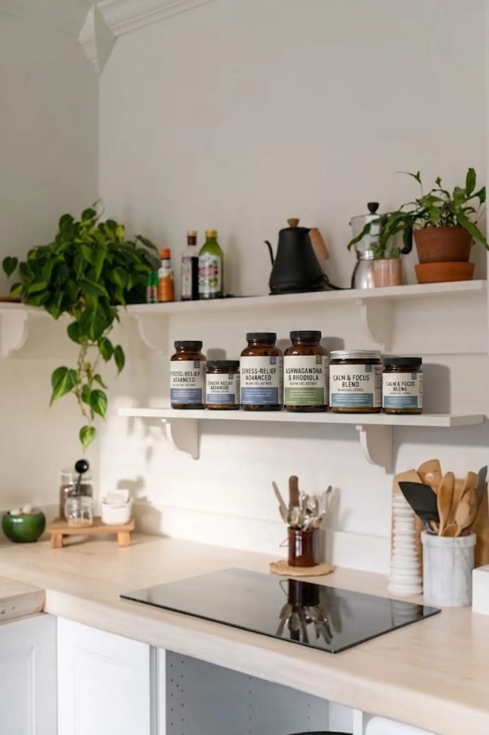 Estante de cocina con botes de suplementos que se venden para el estrés