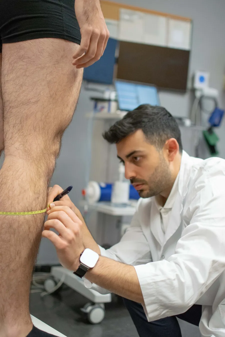 Pol Talent mesurant un plec cutani amb plicòmetre durant una valoració antropomètrica