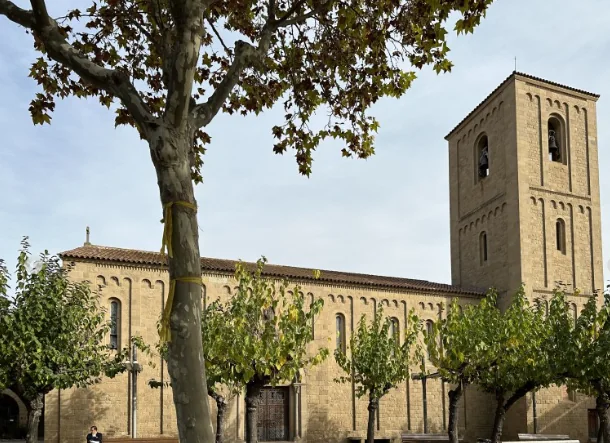 Iglesia románica con campanario en el centro de Parets del Vallès