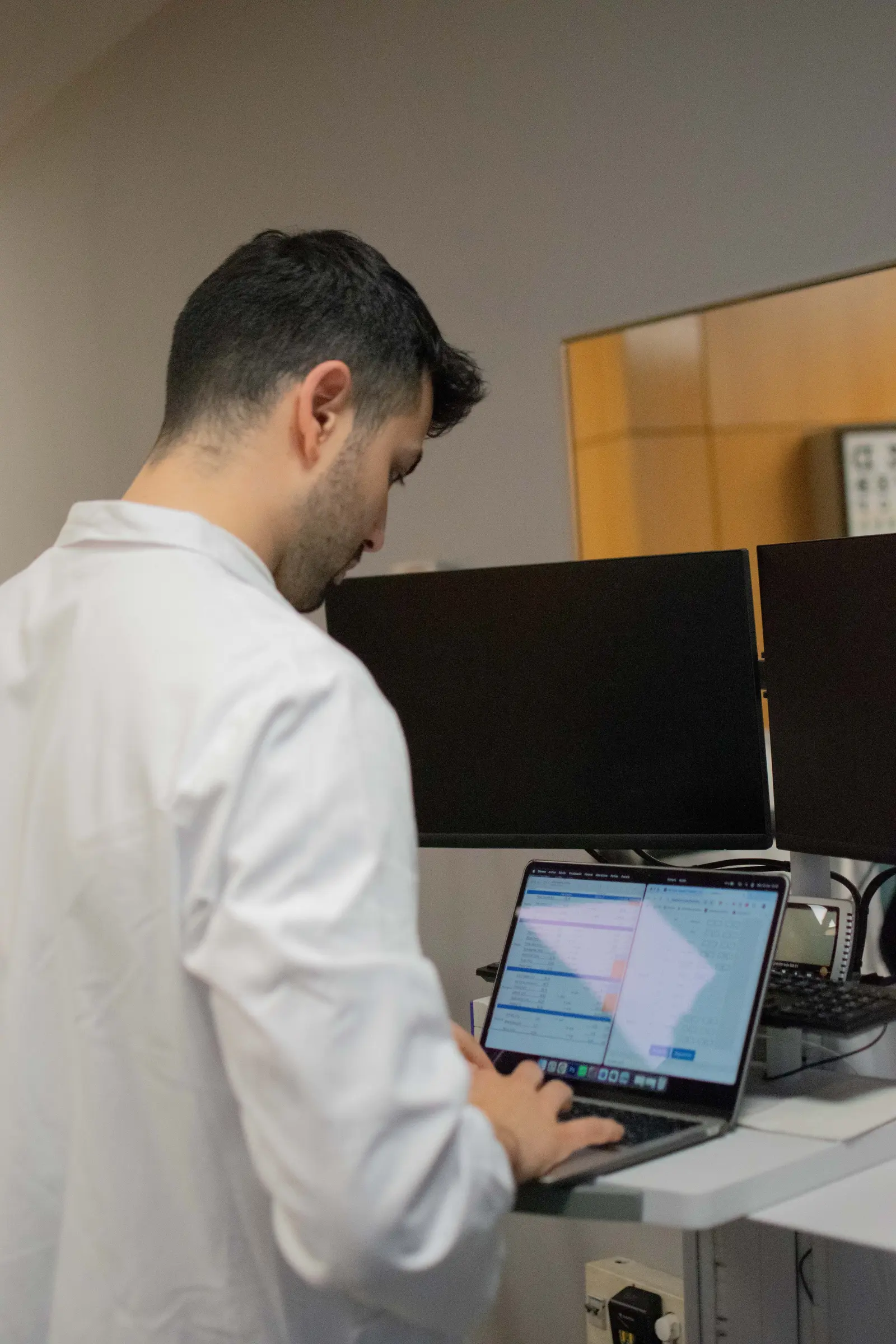 Pol Talent preparant una planificació a l’ordinador de la consulta