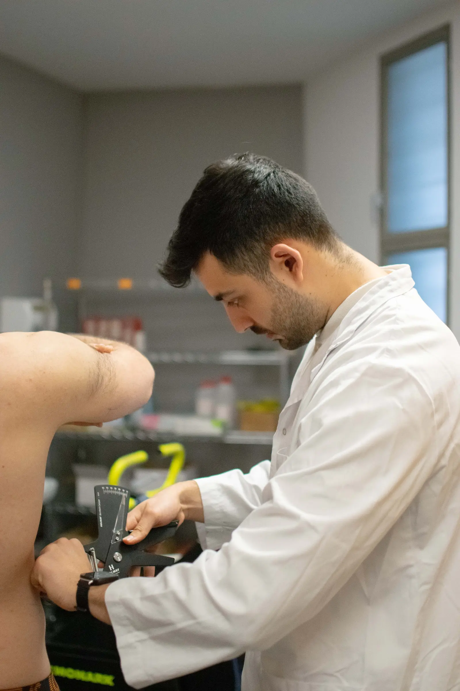 Pol Talent midiendo un pliegue cutáneo con plicómetro durante una valoración antropométrica